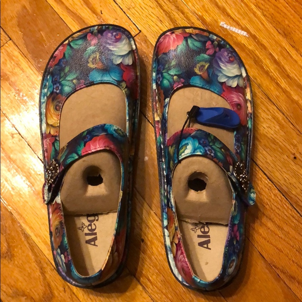 Algeria Paloma Renaissance Nursing Shoes